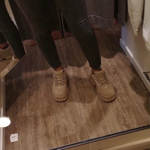 Eytys Angel  - Hej. Jag tänkte sälja mina skor från eytys. Modellen heter angel och är i färgen beige. Storlek 37. Använda några gånger.  Kan mötas upp (Skövde) eller skickas, köpare får stå för frakten. Är ännu osäker på vad frakten ligger på, då skorna väger ganska mycket. Men skulle gissa på ungefär 90-150. 