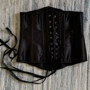 Svart Korsett - säljer denna jätte fina svarta korsetten! säljer då jag aldrig använt den. är perfekt nu till halloween!🎃 passar vem som helst mellan xs-l :) FÖRST TILL KVARN!