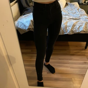 Skinny jeans, levis - Svarta skinny jeans från levis i storlek 24💕