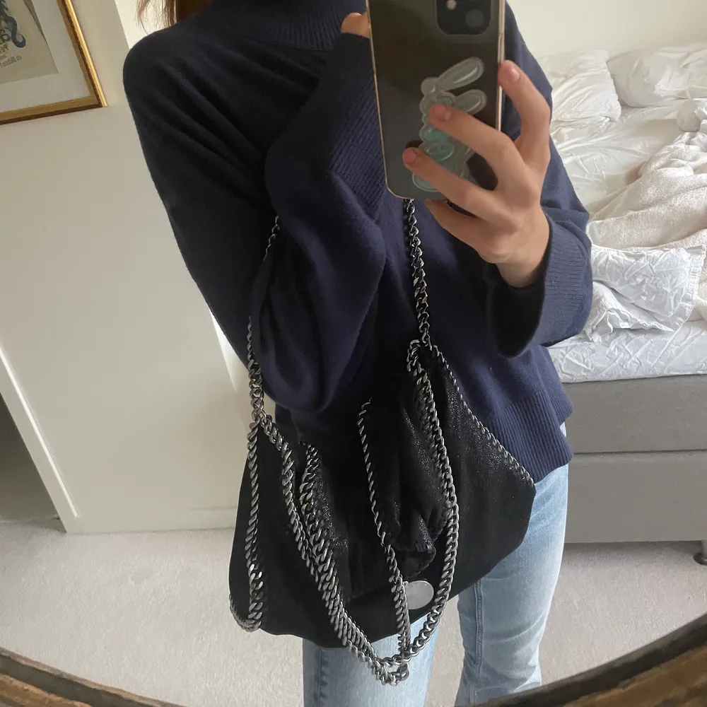 Säljer min fina Stella McCartney falabella i mellan storleken. Medföljer tags, har dessvärre inte kvar dustbag. Skriv för fler bilder 💓. Väskor.