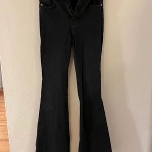 Bootcut Jeans - Svarta bootcut Jeans från Salt. Storlek S och i fint skick. De är inte lika höga i midjan som det ser ut. Säljs för 100 kr och finns norr om Stockholm samt kan skickas iväg.