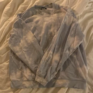 Sweatshirt  - Blå och vit tröja. Använd några gånger. Köparen står för frakt 