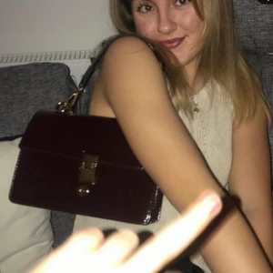Väska  - Jätte snygg vinröd Axel väska med guld detaljer (finns ett långt band till)