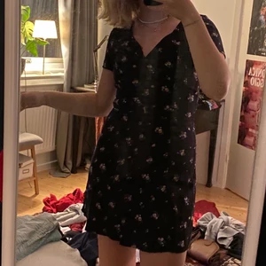 Blommig klänning - Från HM! Storlek 38 men skulle säga att den är lite mindre än så. Passar liksom 36! 🌸 