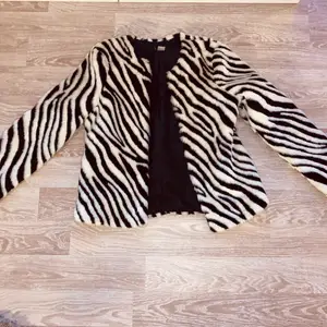 Fin Zebra mönstrad pälsjacka från H&M. Fake päls. Varsamt använd, fint skick. Storlek 36, frakt ingår ej i pris