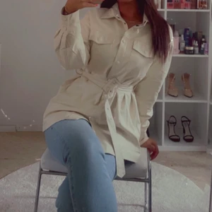 Nakd jacka - Beige skinnjacka den nakd, bra skick använd endast 3-4 gånger. 