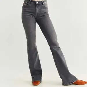 Supersnygga grå utsvängda jeans från mango. Säljes då jag endast använt de en gång. Storlek 34. Långa! 