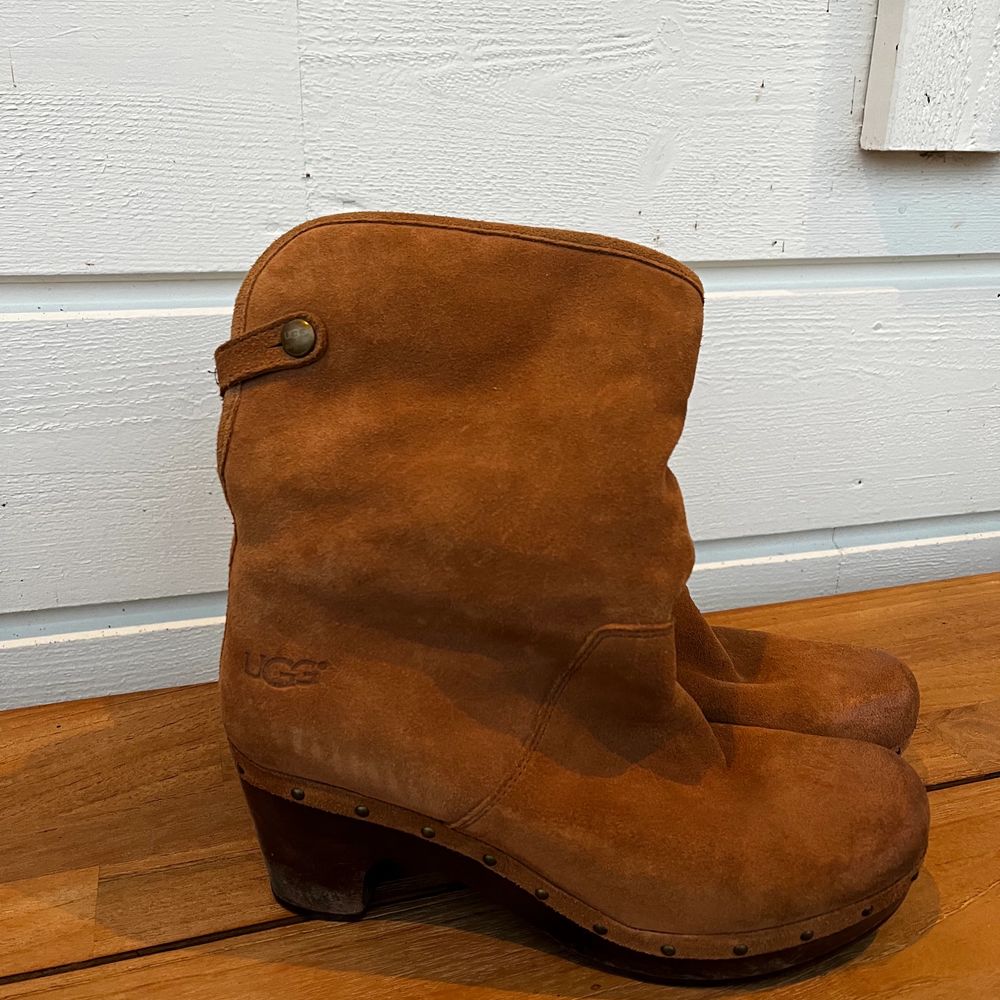 Perfekta skor för höst och vinter. Från märket Uggs. Väldigt varma och välfodrade. Använd 1 gång. . Skor.
