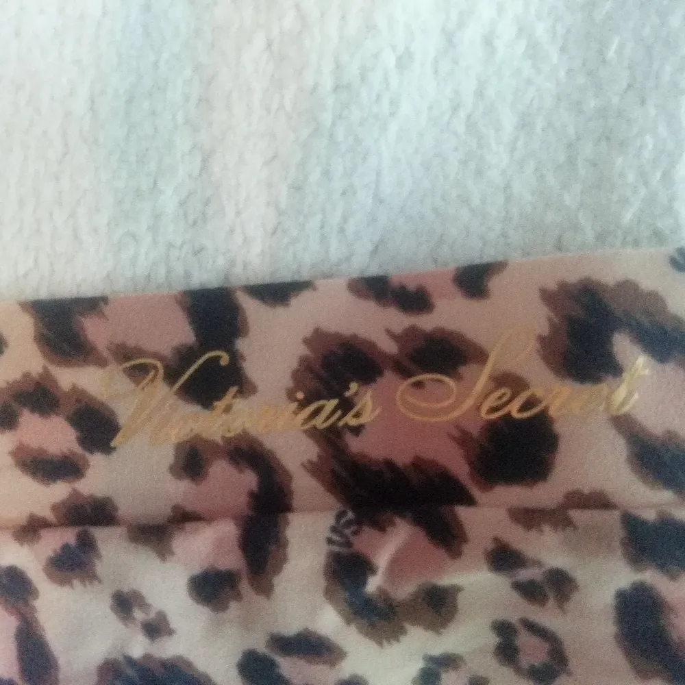 Helt nya Victoria's Secret trosor med snyggt leopardmönster och i skönt material. Säljes pga fel storlek. Ordinariepris 299:-. Övrigt.