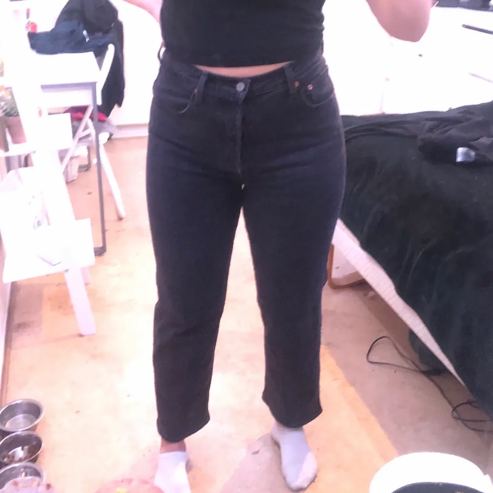 Levis jeans i färgen svart/grå, jätte jätte snygga och knappt använda, köptes från Zalando för 1000kr. Storlek M 💕💕. Farkut & Housut.