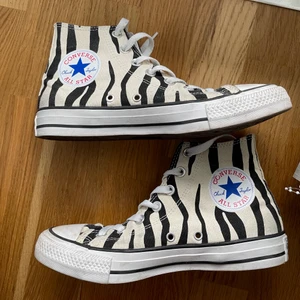 Zebra converse  - Intressekoll på mina skitsnygga zebra converse i storlek 37,5, passar mig som har 38! Fint skick på skorna!! 💖 lägg bud från 400kr