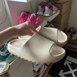 Yeezy Slides “pure” size eu44~us10 - Hej säljer dessa yeezy slides. Har ej box för det blev totalt förstört i frakten. Tar bud. 650+ 