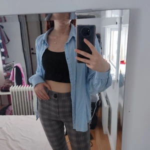 Stilren skjorta med ett tryck - Ljusblå randig skjorta med ett rött tryck på baksidan. Väldigt lätt att matcha till andra plagg och väldigt bekväm. 💕 Skriv om ni har några frågor 💕