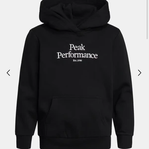 Peak performance hoodie - Knappt andvänd, köpte för 650kr säljer för 150kr+frakt!! Stl 150 men passar mig som är 160