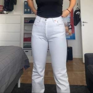 Säljer mina vita levi’s jeans 501, pga för stora! Använda endast en gång och är i jättefint skick! 