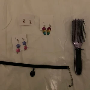 Smycken  -  Hej jag säljer tre par örhängen en hårborste och ett svart halsband. Halsbandet kostar 20kr fjädrarna och de små hjärtana kostar 20 kr st men de andra kostar 10 kr hårborsten kostar 30. Allt för 88kr