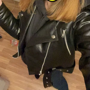 Skinnjacka  - Jag säljer min skinnjacka då jag inte använder den längre den e dock fortfarande i nyskick. Köpte den för 600kr på bikbok o säljer den för 250+ frakt