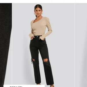 Jeans nakd  - Ett par svarta jeans med hål från nakd, storlek 36. Köpte för 499kr och säljer för 99kr. Hålen har gått upp lite men ändå bra skick. 