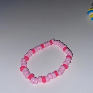 Armband  - Ett armband som är ljusrosa och mörkrosa💗jätte fint 💗frakt 12kr