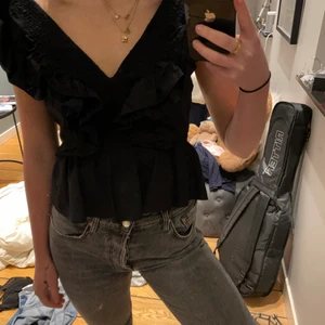 V ringad volang blus - Säljer denna fina blus från hm som inte går o köpa långre