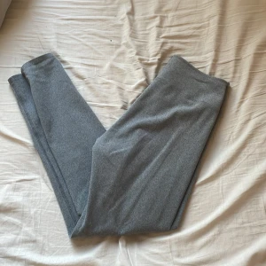  tränings byxor  - Säljer mina gråa tränings byxor för att dom är för stora för mig, dom är i ny skick. Storlek S men skulle säga dom passar M. Köparen står för frakten 