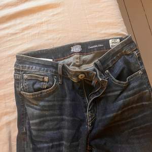 Lågmidjade crocker jeans storlek 25/30 tror jag. Passar xs. Kan tyvärr inte visa på för de är försmå för mig.💕