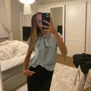 Topp - Ljusblå silkes stopp från zara, oanvänd💓 den har ett knyte framtill som man kan knyta på lite olika sätt! nypris:500kr