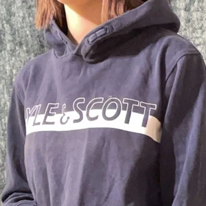 Lyle scott hoodie  - Lyle scott hoodie i färgen blå , en S mindre M❤️ Inge skador osv pågrund av  inte så ofta använd men  skriv för mer bilder eller så. 