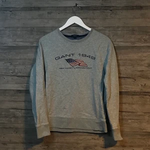 Gant Sweatshirt storlek S  - Grå Gant Sweatshirt i bra skick. Köparen står för frakten.
