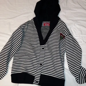 Randig cropped hoodie - skitsnygg croppad hoodie köpt på second hand, passar mig som brukar ha xs. möter upp i stockholm annars står köparen för frakten <3