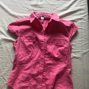 Rosa blus - Jätte fin rosa blus,kan bäras med jeans,kjol och mer super fin!