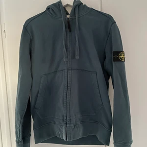 Stone island zip hoodie - En stone island zip hoodie inga fel på den bara att den är gammal kanske men fortfarande bra skick