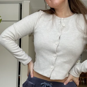 Zara kofta - Säljer den här zara koftan som e helt ny beställde förra veckan men klippte av lapparna innan jag testat :( tycker den va lite tajtare än vad jag ville ha den därför jag säljer. Endast använd en gång 🌼🌼