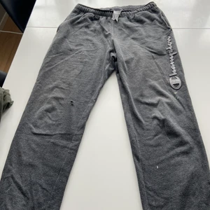 mjukisbyxor - Dom här mjukisbyxorna är välanvända men sitter jätteskönt och bra på! dom har ett hål på ena benet därför kan priset diskuteras 