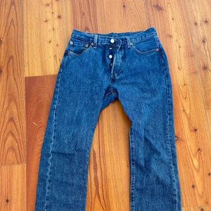 Levis 501 mörkblå - Ett par Levis 501 mörkblå som knappt är använda. Uppskattat skick är 9/10