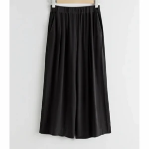 High waisted culottebyxor other stories - Intressekoll! 💞 Funderar på att sälja mina svarta culottebyxor - snyggaste sommarbyxorna från other stories i viskos som tyvärr inte kommer till användning efter graviditet (ej använda under graviditeten). Inköpt av mig våren 2020 men knappt använda så i superbra skick. Nypris 690 kr. Köparen står för frakt. 