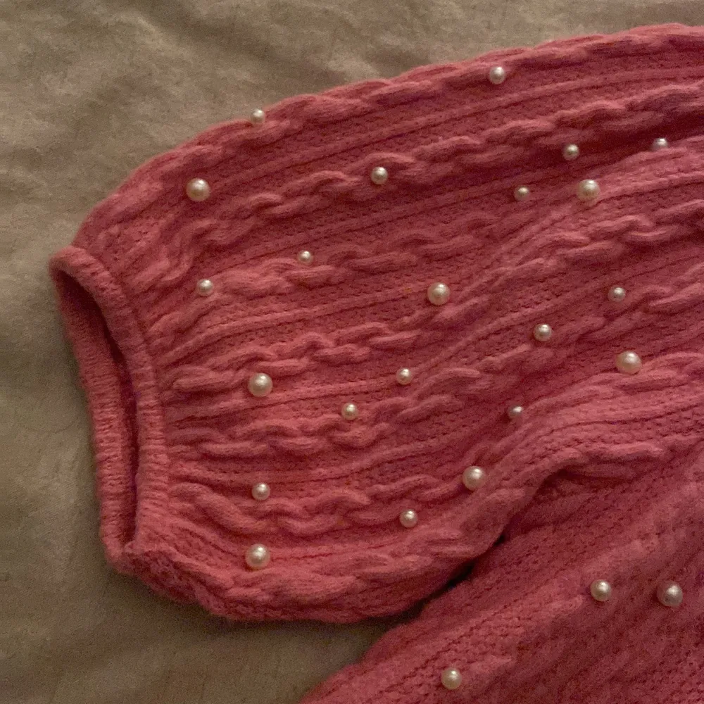 Jättefin stickad tröja från Zara med pärlor på! Köpte i julas och har bara använt en gång, säljer pga att den inte riktigt har vart min stil så hoppas någon annan vill ha den❤️ !! Köparen står för frakten !! . Stickat.