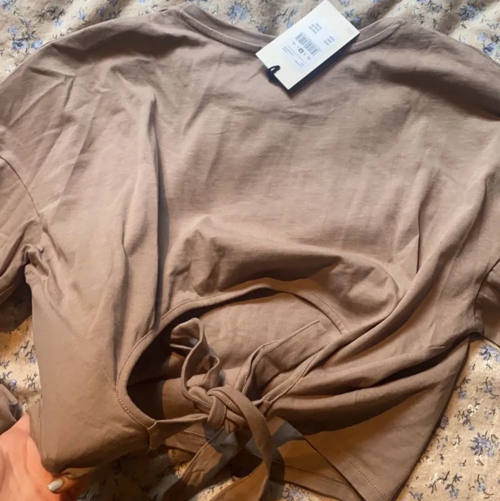 En beige jättefin tröja från Bikbok som är lite öppen i ryggen, den är helt oanvänd med lappen kvar🤎🤎 frakt står köparen för. Tröjor & Koftor.