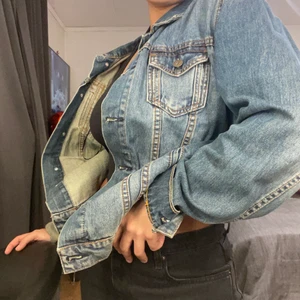 Vintage Jeansjacka - Lite oversized jeansjacka, perfekt i längden för mig som är ca 163 och har stl S i toppar🤍