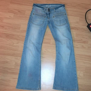 lådmidjade jeans - jätte söta lågmidjade jeans i en ljusblå tvätt. storlek w27 l32. köparen står för frakt 💚