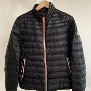 Moncler jacka samt Moncler Storlek 4 - Utmärkt skick på både. Jackan 2500 västen 2000kr