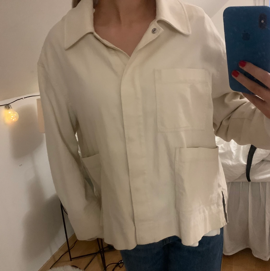 Beige/vit jacka i linne - 90