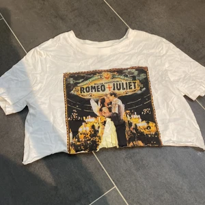 Croppad tshirt - En avklippt croppad T-shirt med tryck av Romeo och Julia! Aldrig använd!