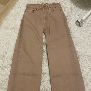 Bruna oanvända jeans i modellen LANE - Bruna oanvända jeans från lager 157. Säljer då de är lite för korta på mig som är 175cm lång. 