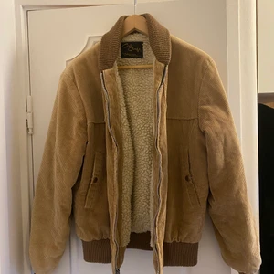 Jacka Cal Craft - En jacka från märket Cal Craft. Står ingen storlek på jacken, men gissar på storlek S. Jag är 170cm så bedöm på bilden hur stor den är