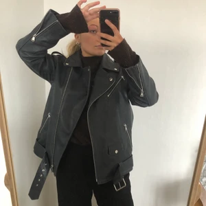 100% äkta läderjacka - ASOS design  - Denna skitsnygga oversized läderjackan i brå/grå. Den är i storlek 32, men skulle snarare säga 36-38, då den är oversized. Köpt för 1400kr