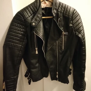 "skinn"jacka, bikermodell  - Fint, använt, skick. Inget att anmärka på. Strl 42, men liten så snarare en 36/38. Skickas mot fraktkostnad eller hämtas i Linköping.