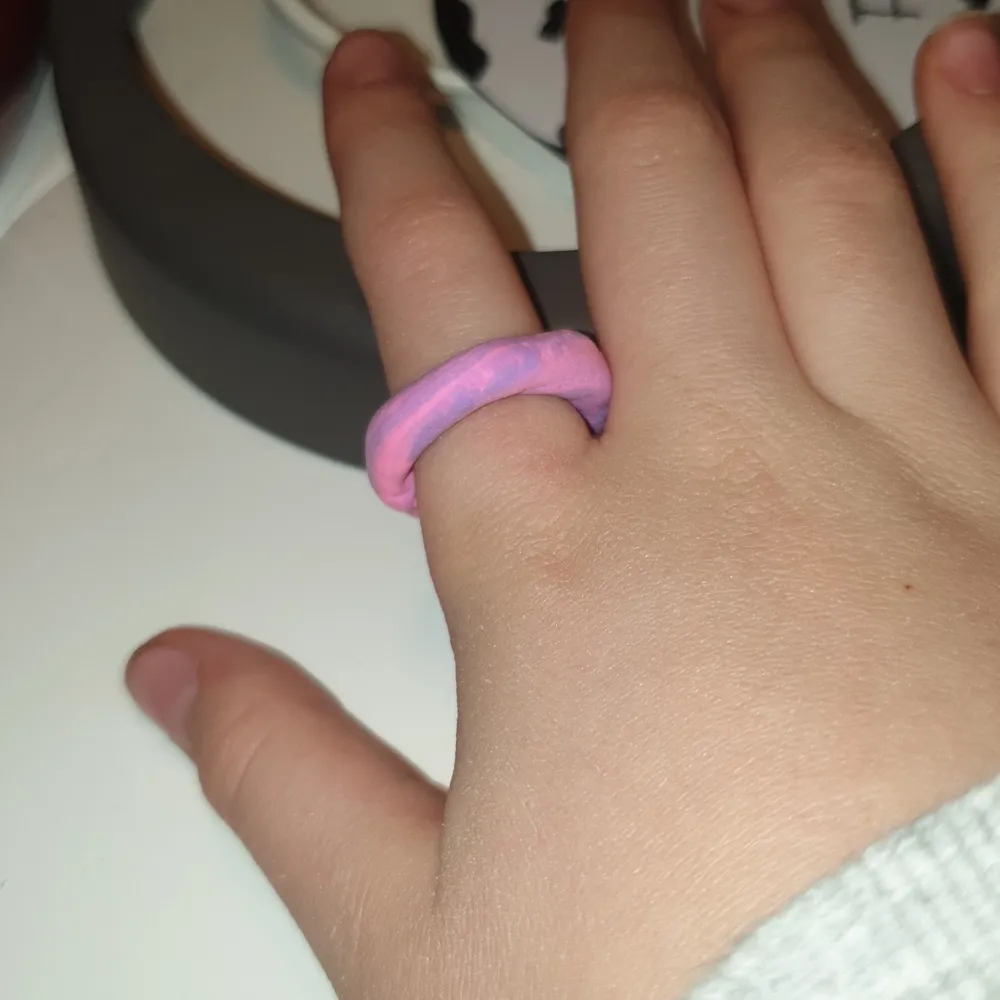 Säljer en ring lila rosa ring handgjord. Accessoarer.
