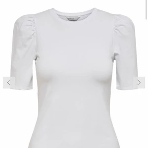 Vit topp - INTRESSkOLL på denna super fina tröjan då den inte kommer till användning och är endast använd 2 ggr. Den är i storlek L då den egentligen ska sitta lite tajt i modellen men jag ville hellre ha den som en T-shirt. Den är också ganska kort i storleken och passar mig perfekt som har xs-s. Den är inte overzize på mig heller eller något. Buda antigen privat till mig eller i kommentarerna från 170. Köparen står för frakt!💕