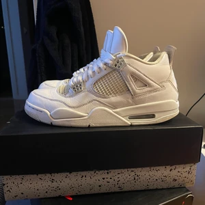 Jordan 4 pure money - Tja, säljer mina Jordan 4 pure money. Storlek 45 sitter mer 43,5-44 . Skick 7-8/10                                         bud från 3300. Köp nu 4000